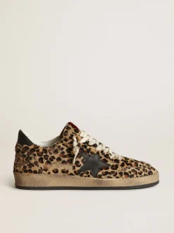 Shop Golden Goose Ball Star de couro cavalinho com estampa de leopardo, estrela e talão de couro preto Cabedal de couro cavalinho com estampa de leopardo bege e marrom