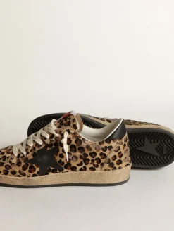 Shop Golden Goose Ball Star de couro cavalinho com estampa de leopardo, estrela e talão de couro preto Cabedal de couro cavalinho com estampa de leopardo bege e marrom
