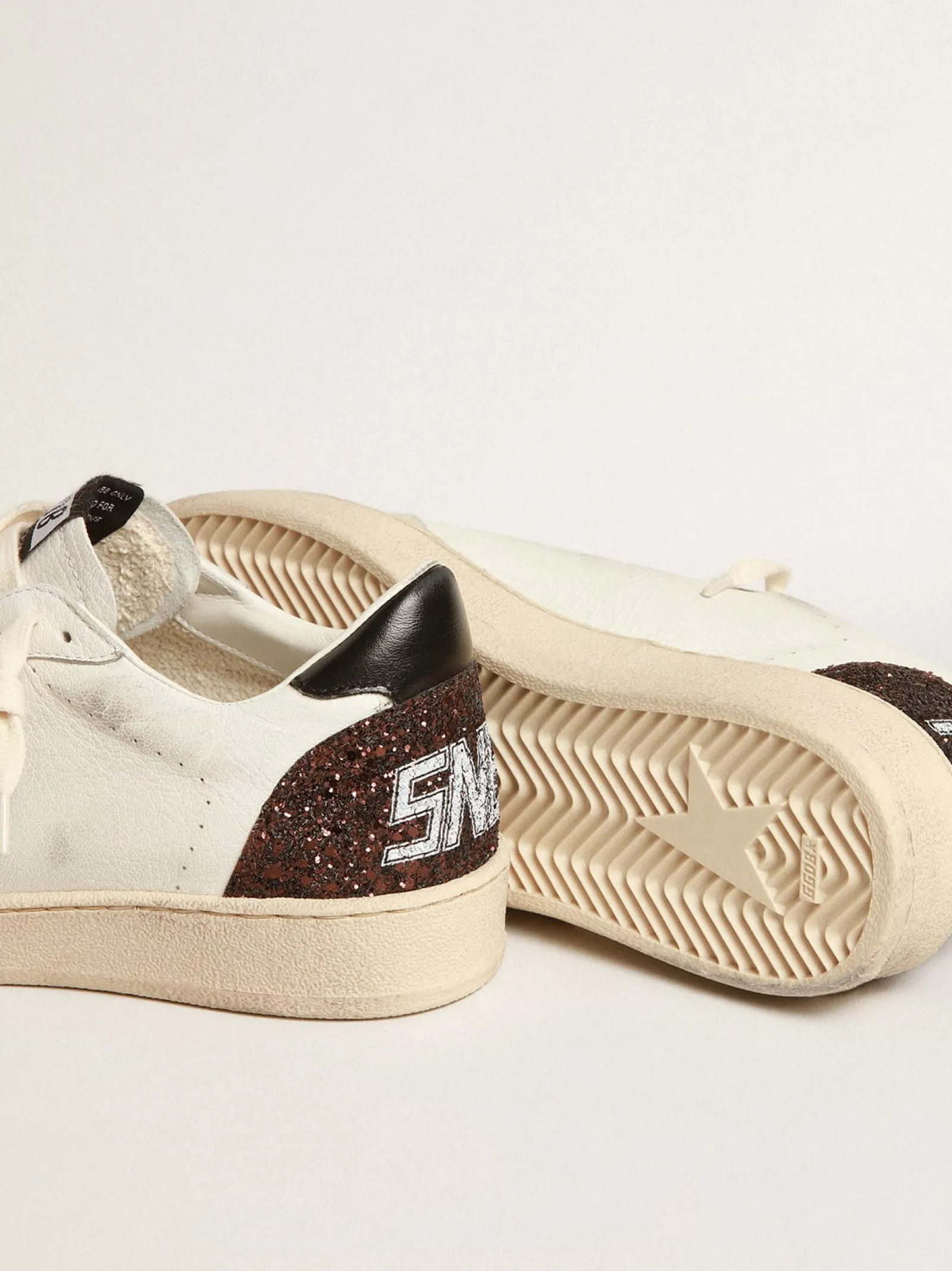 New Golden Goose Ball Star de napa com estrela de glitter e talão de napa preta Cabedal de napa branca