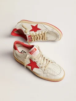 Store Golden Goose Ball Star feminino de couro branco com estrela e talão vermelhos Cabedal: 56% couro de cabra, 34% couro bovino, 8% poliéster, 2% náilon