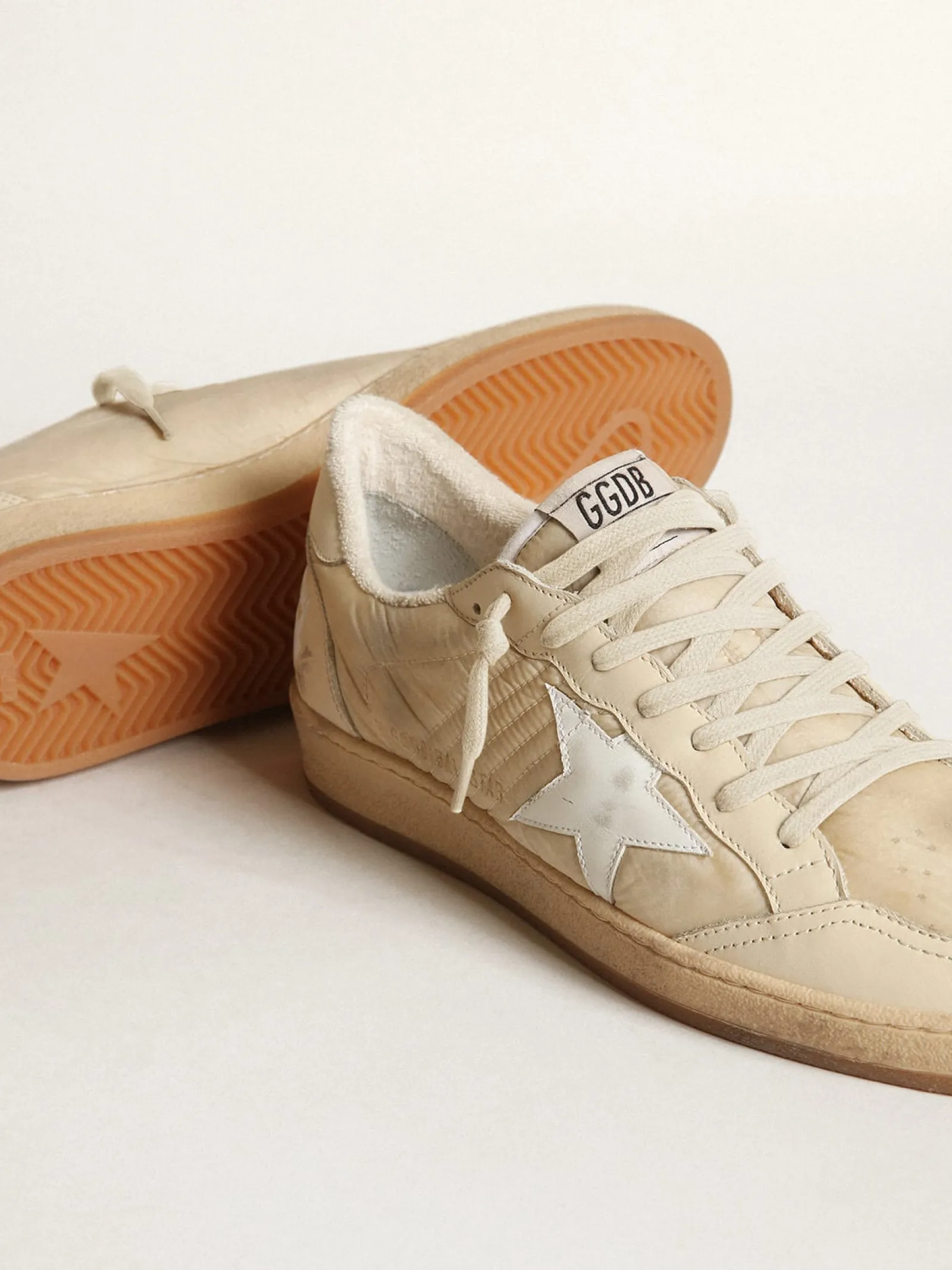 Flash Sale Golden Goose Ball Star feminino de náilon branco leite com estrela e talão brancos Cabedal de náilon branco leite