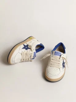 Shop Golden Goose Ball Star Junior com estrela e talão de couro metálico azul Cabedal de napa branca