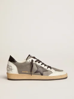Shop Golden Goose Ball Star masculino de couro cinza com estrela e talão pretos Cor: cinza