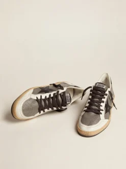 Shop Golden Goose Ball Star masculino de couro cinza com estrela e talão pretos Cor: cinza
