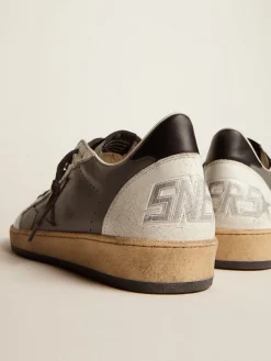 Shop Golden Goose Ball Star masculino de couro cinza com estrela e talão pretos Cor: cinza