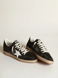 Shop Golden Goose Ball Star masculino de suede preto com estrela de couro branco Cabedal de suede preto