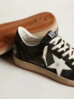 Shop Golden Goose Ball Star masculino de suede preto com estrela de couro branco Cabedal de suede preto