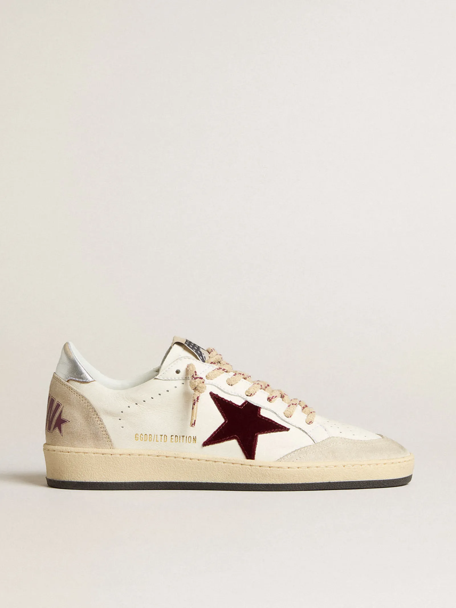 Outlet Golden Goose Ball Star Mountain Feminino LTD de couro com estrela de veludo bordô Cabedal de couro branco