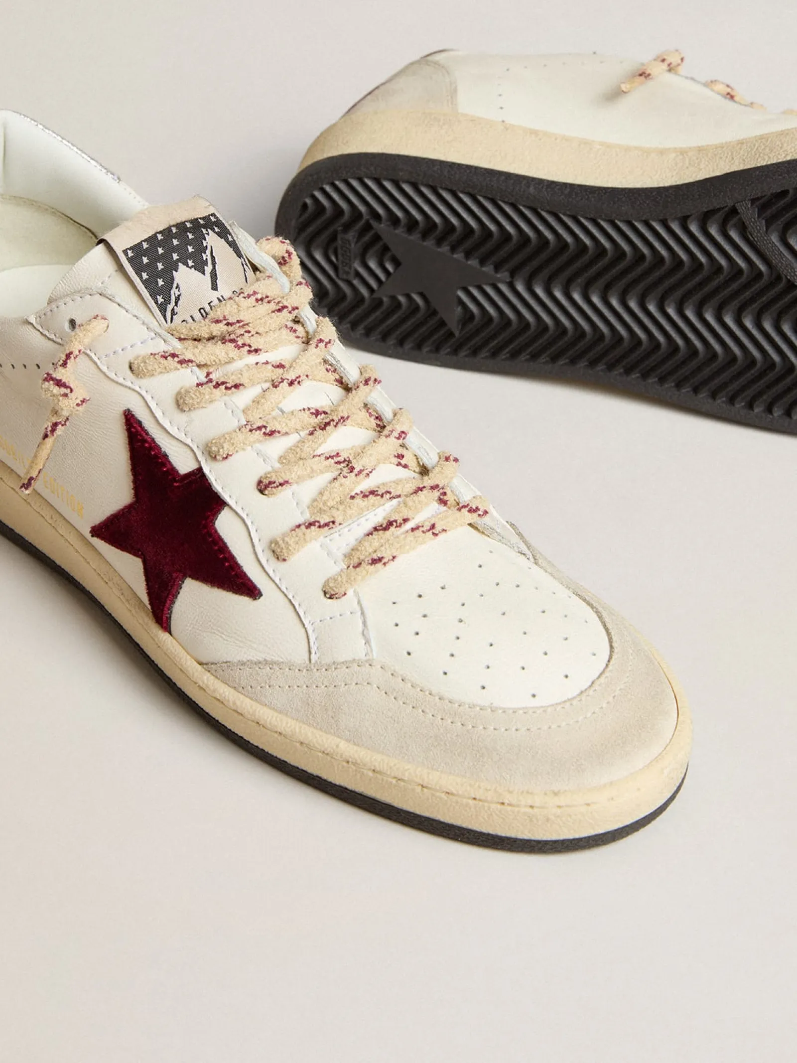 Outlet Golden Goose Ball Star Mountain Feminino LTD de couro com estrela de veludo bordô Cabedal de couro branco
