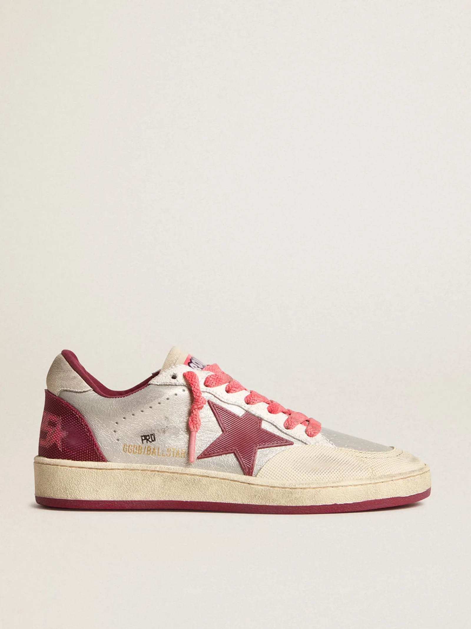 Discount Golden Goose Ball Star Pro Feminino de couro prateado craquelado com estrela bordô Cor: prateado com efeito craquelado