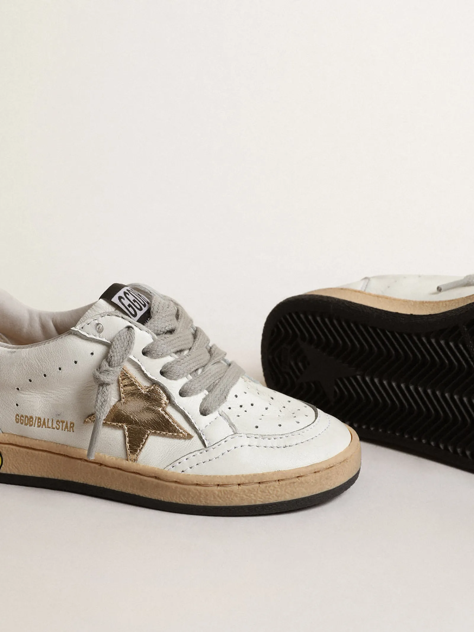 Outlet Golden Goose Ball Star Young com estrela e talão de couro metálico dourado Cabedal de napa branca