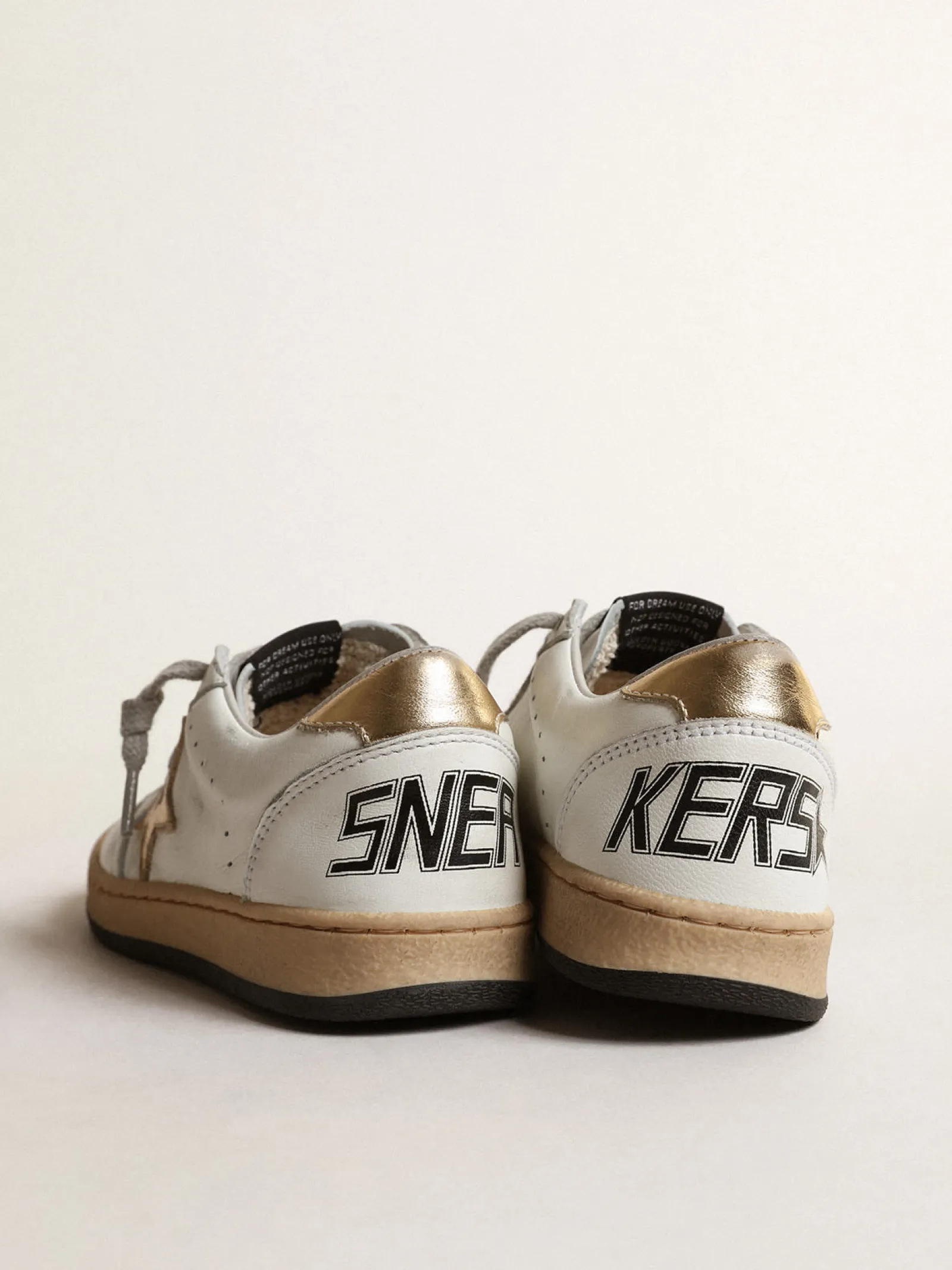 Outlet Golden Goose Ball Star Young com estrela e talão de couro metálico dourado Cabedal de napa branca