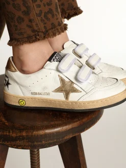 Shop Golden Goose Ball Star Young com estrela e talão de couro metálico dourado Cabedal de napa branca