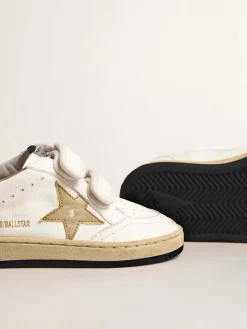 Shop Golden Goose Ball Star Young com estrela e talão de couro metálico dourado Cabedal de napa branca