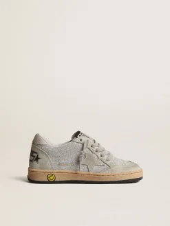 Shop Golden Goose Ball Star Young de glitter com inserções de suede cinza gelo Cabedal de microglitter prateado