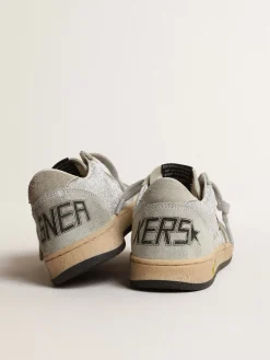 Shop Golden Goose Ball Star Young de glitter com inserções de suede cinza gelo Cabedal de microglitter prateado