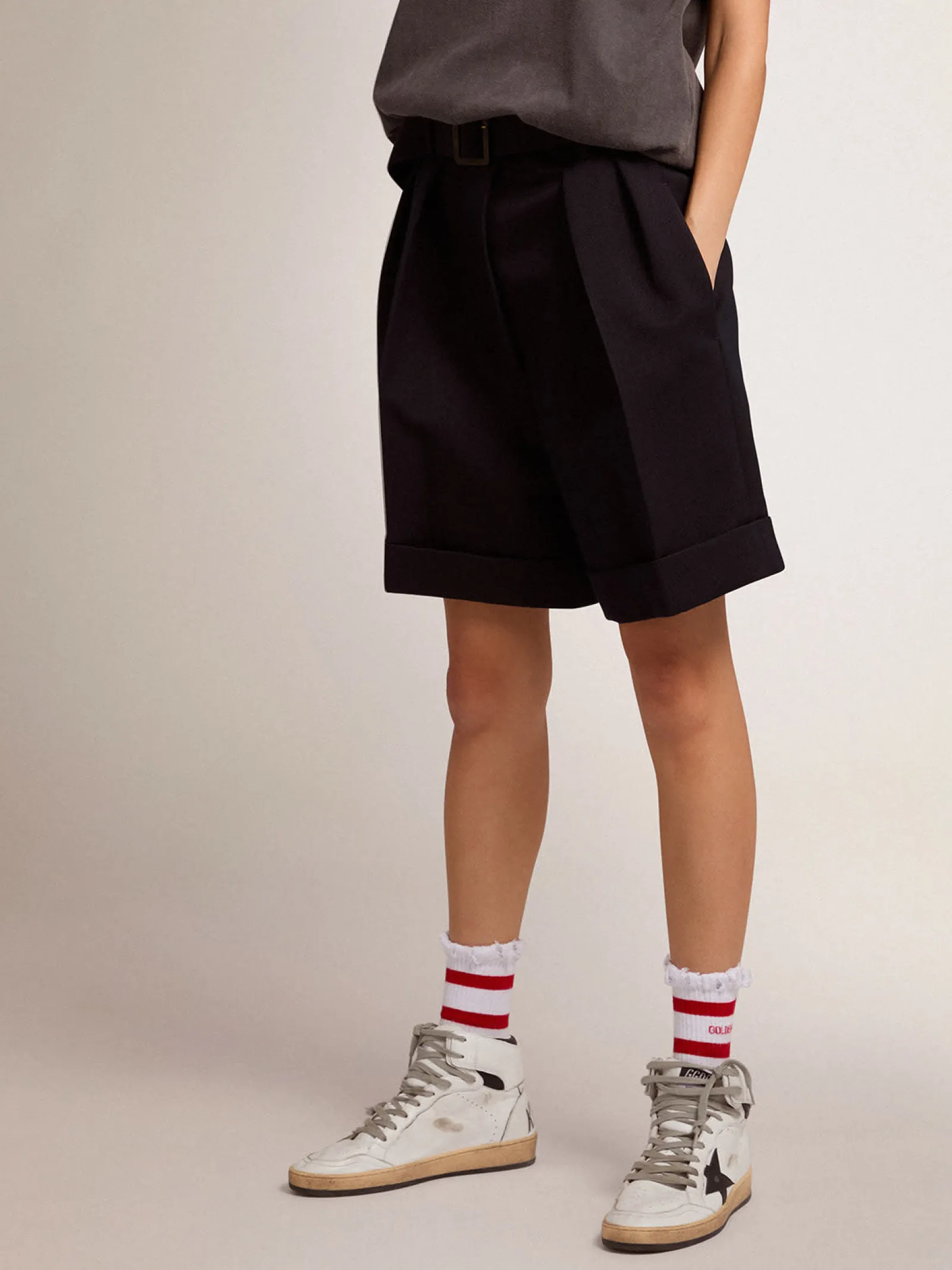 Sale Golden Goose Bermuda feminina de gabardine de lã preta com cinto Cor: preto