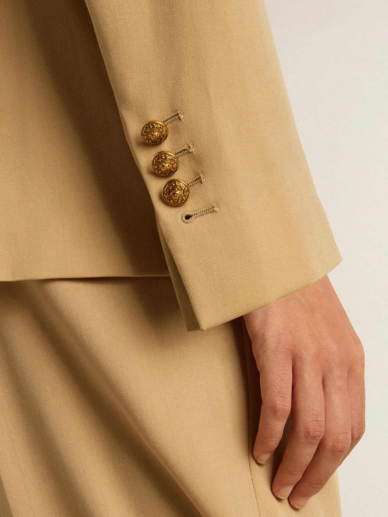 Shop Golden Goose Blazer de abotoamento duplo feminino cor areia com botões heráldicos dourados Golden Collection