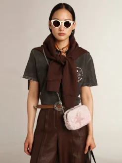 Shop Golden Goose Bolsa Mini Star feminina de shearling rosa com estrela de suede Cor: rosa