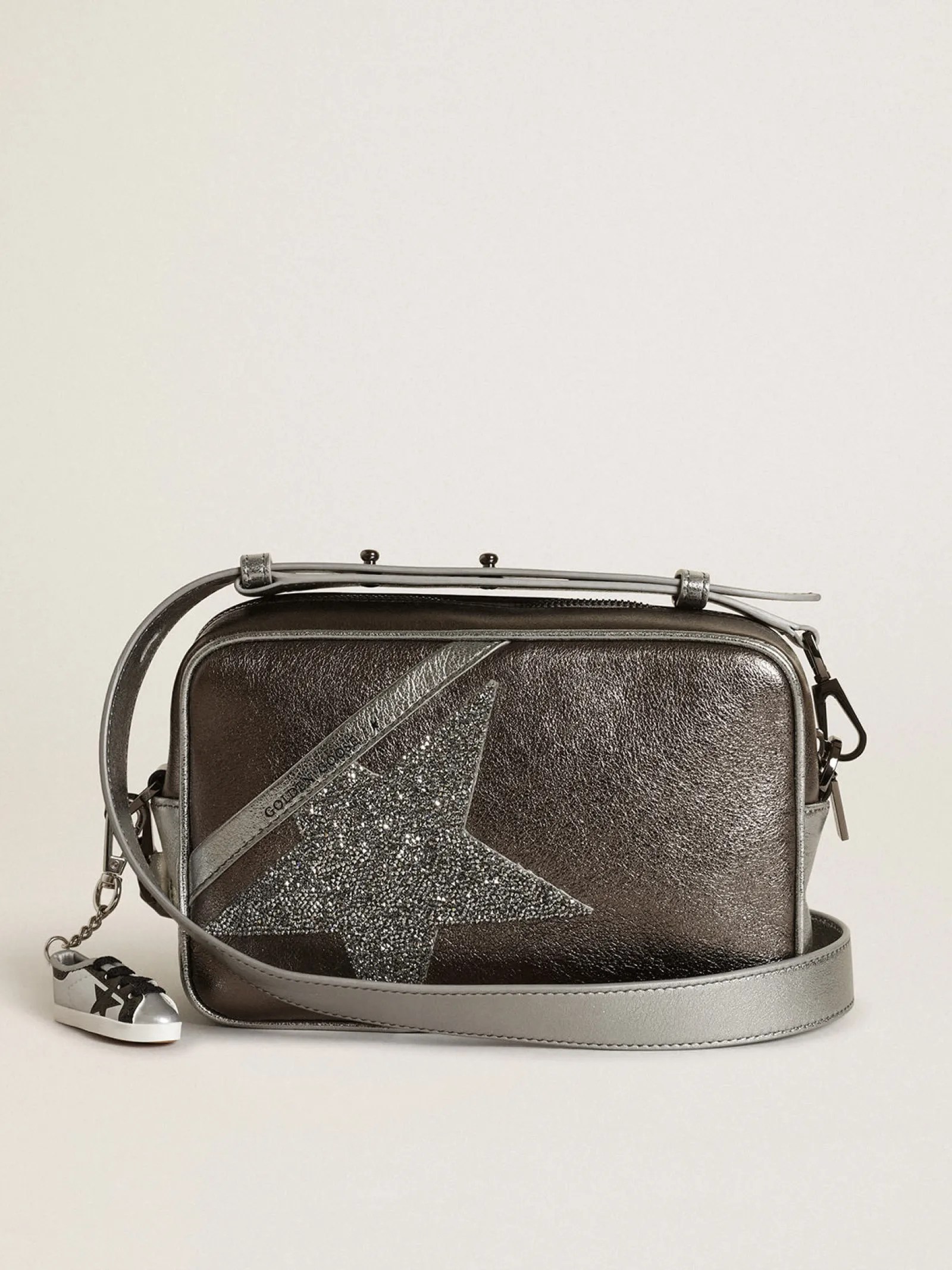 Clearance Golden Goose Bolsa Star feminina de couro prateado com estrela de cristais Swarovski Cor: prata e cinza antracite