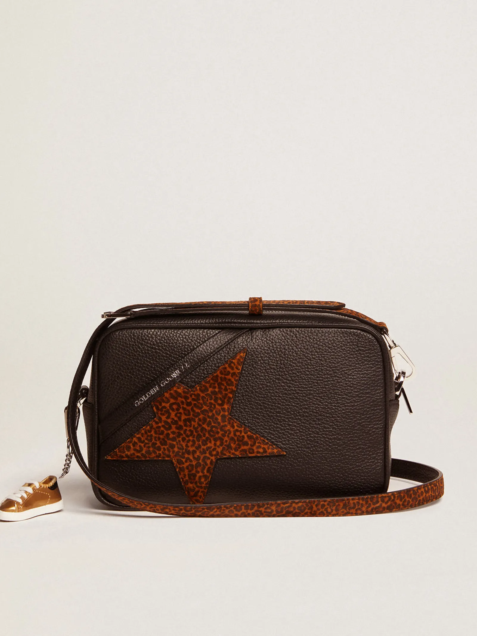 Shop Golden Goose Bolsa Star feminina de couro marrom-escuro e estrela com estampa de leopardo Cor: preto