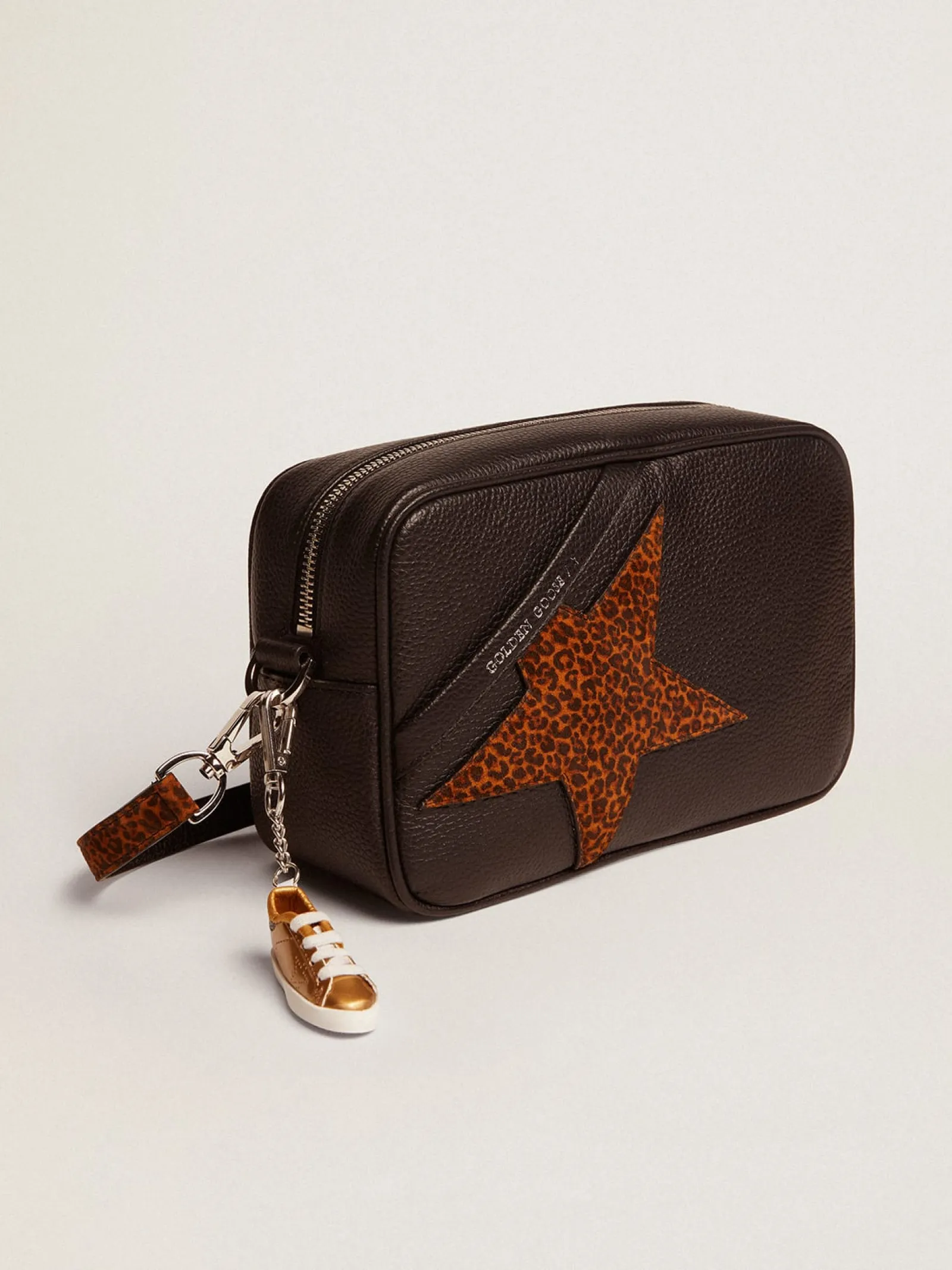 Shop Golden Goose Bolsa Star feminina de couro marrom-escuro e estrela com estampa de leopardo Cor: preto