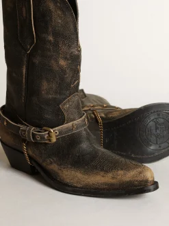 Cheap Golden Goose Bota de cano baixo feminina de couro preto brilhante com corrente Cor: preto e bege com efeito desgastado