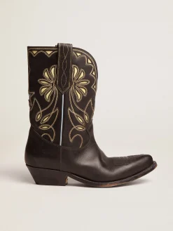 Shop Golden Goose Bota Wish Star de cano baixo feminina de couro preto com detalhes amarelos Cor: preto