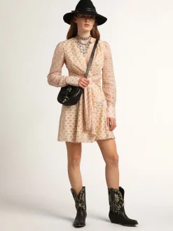 Shop Golden Goose Bota Wish Star de cano baixo feminina de couro preto com detalhes amarelos Cor: preto