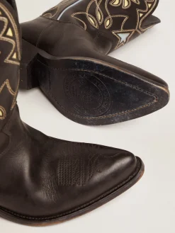 Shop Golden Goose Bota Wish Star de cano baixo feminina de couro preto com detalhes amarelos Cor: preto