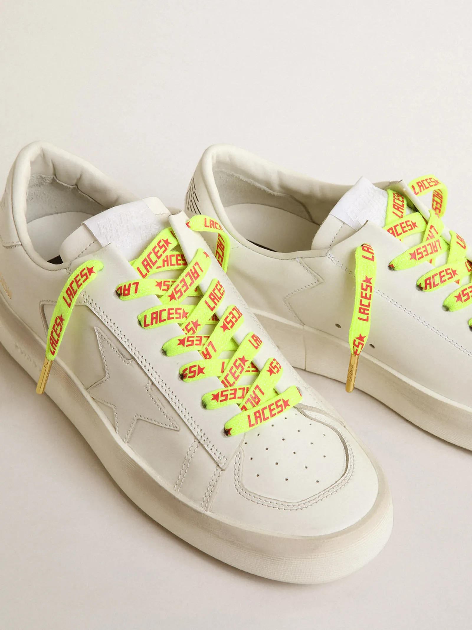Hot Golden Goose Cadarços amarelos fluorescentes com escrita Laces laranja em contraste Cor: amarelo fluorescente