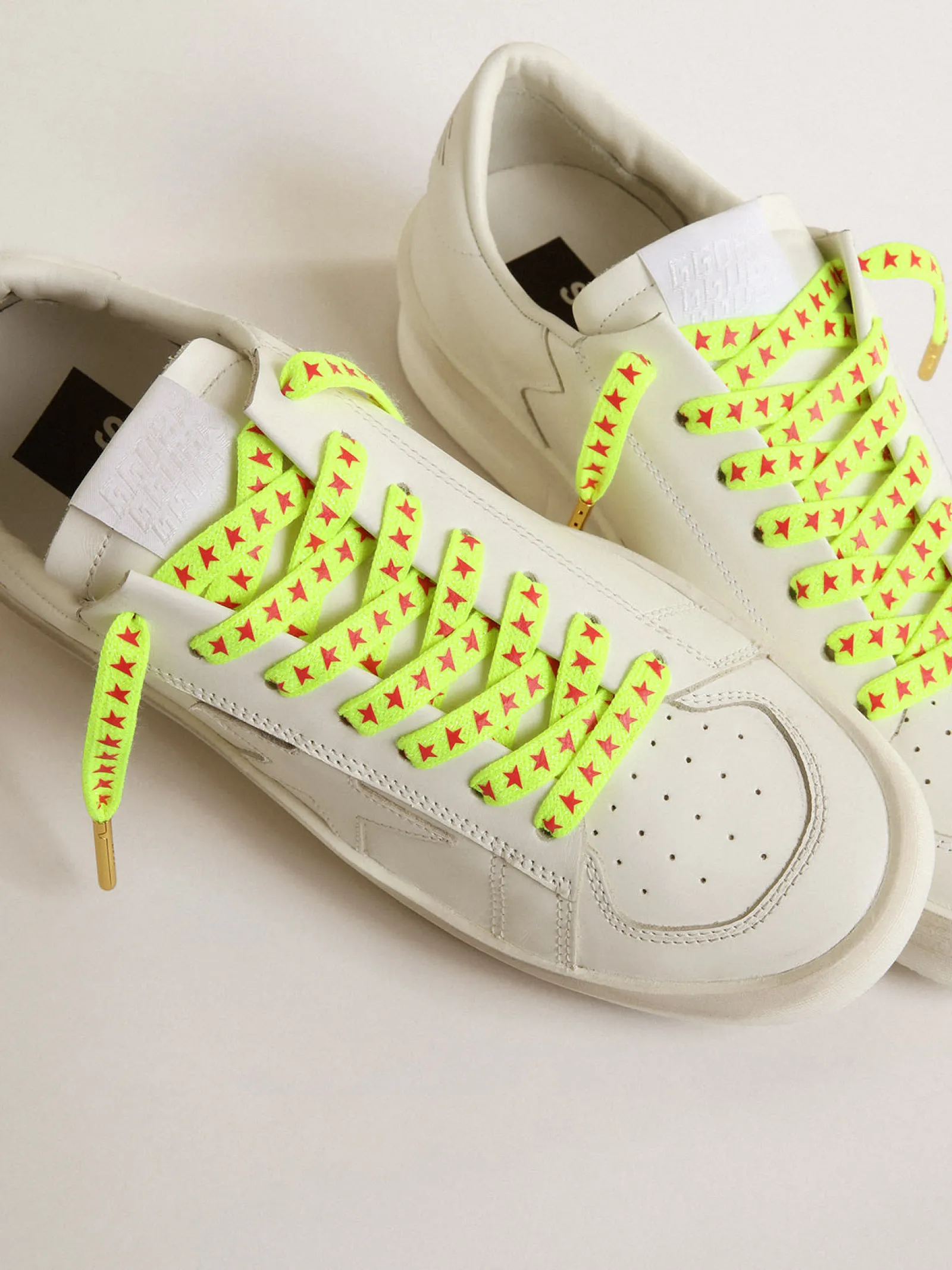 Shop Golden Goose Cadarços amarelos fluorescentes com estrelas laranja em contraste Cor: amarelo fluorescente
