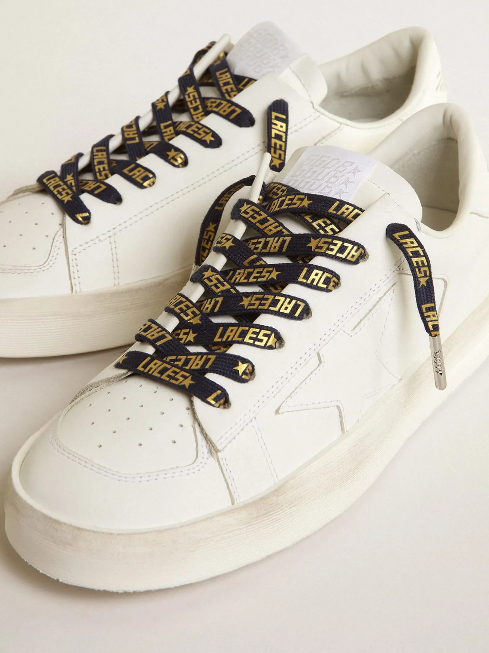Shop Golden Goose Cadarços azul-marinho com escritas Laces douradas em contraste Cor: azul-marinho
