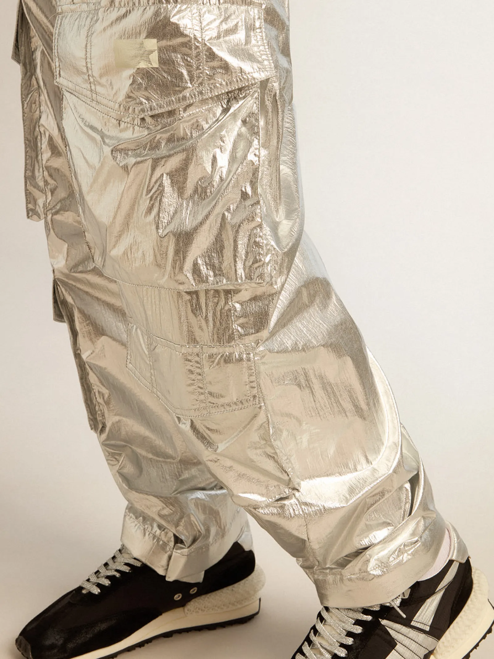 Store Golden Goose Calça cargo masculina de tecido técnico prateado Cor: prateado