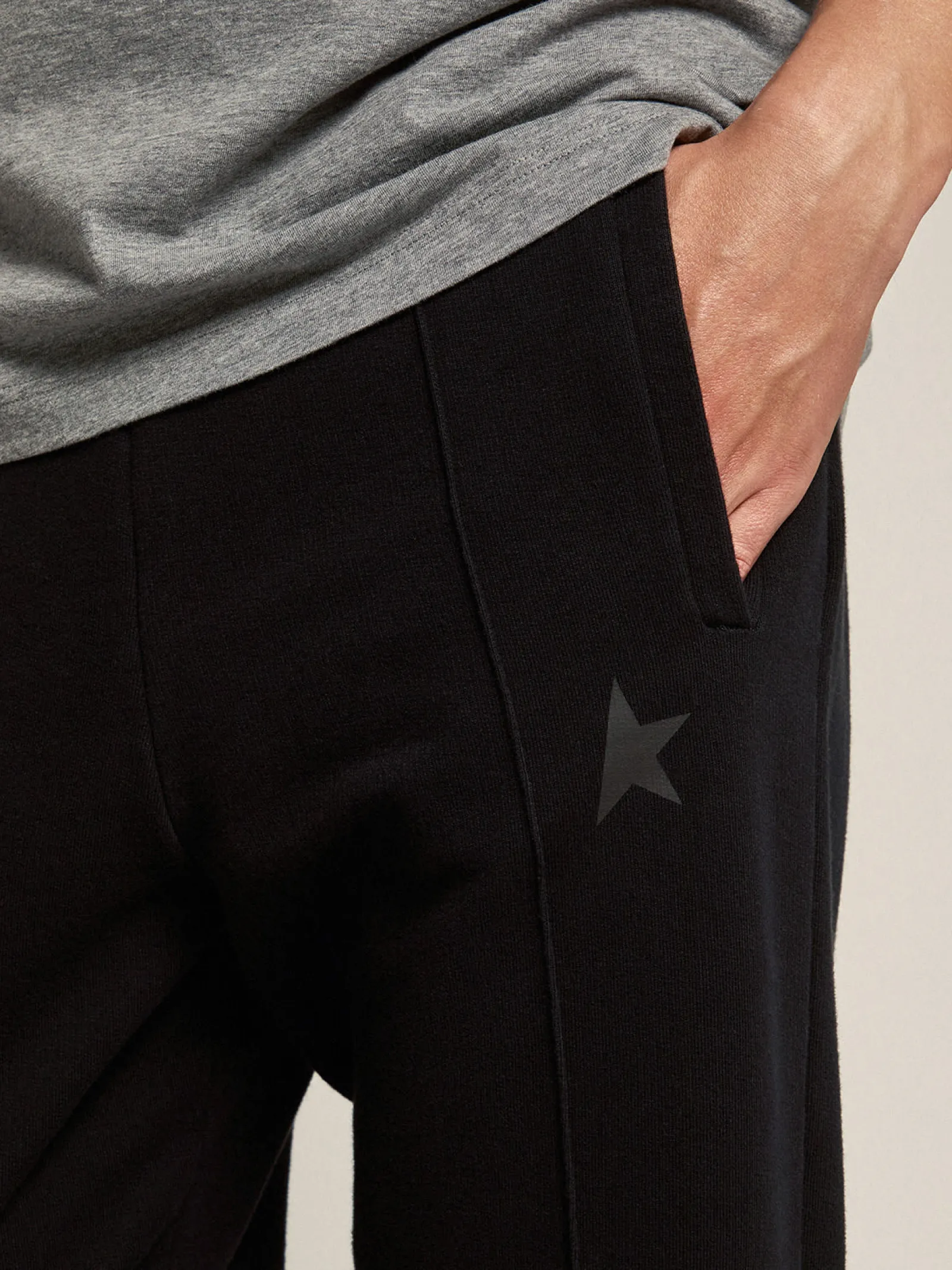 Shop Golden Goose Calça de jogging masculina preta com estrela na frente Star Collection