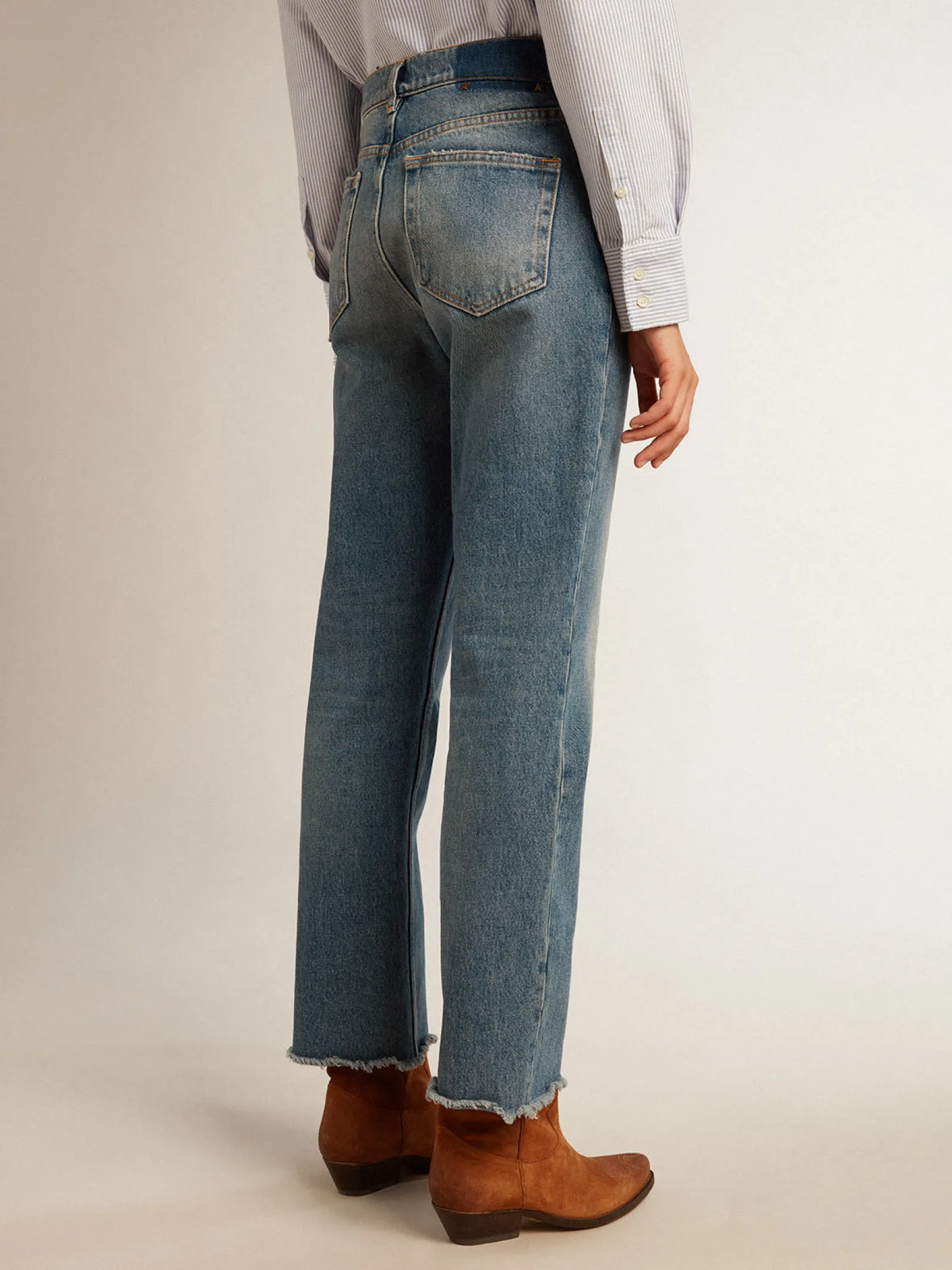 New Golden Goose Calça jeans cropped flare feminina com lavagem média Cor: azul