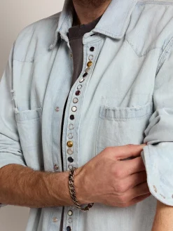 Clearance Golden Goose Camisa jeans masculina desbotada com tachas marteladas Cor: azul desbotado