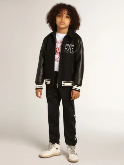 Outlet Golden Goose Camiseta branca infantil masculina com logo vermelho no centro Golden Collection