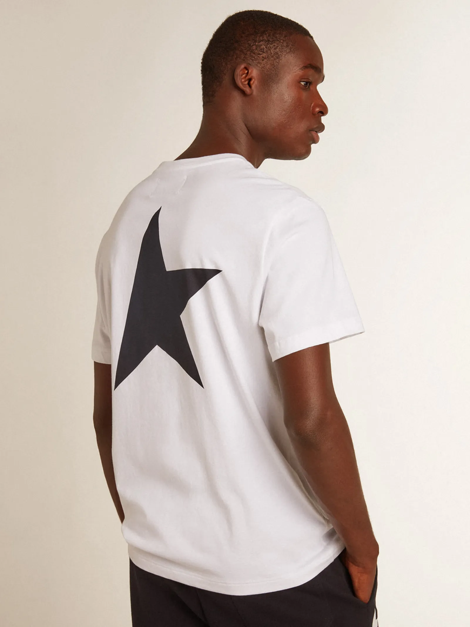 Store Golden Goose Camiseta branca masculina com estrela azul-escura nas costas Star Collection