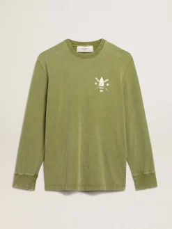 Discount Golden Goose Camiseta cor de pesto com logo branco na frente e atrás Cor: pestoEfeito desgastadoCarimbo e escrita na frente e atrásDuas estrelinhas nas costasGola redondaManga curtaCaimento retoMaterial principal: 100% algodão