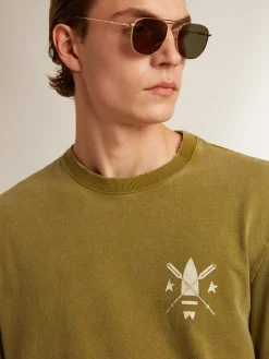 Discount Golden Goose Camiseta cor de pesto com logo branco na frente e atrás Cor: pestoEfeito desgastadoCarimbo e escrita na frente e atrásDuas estrelinhas nas costasGola redondaManga curtaCaimento retoMaterial principal: 100% algodão