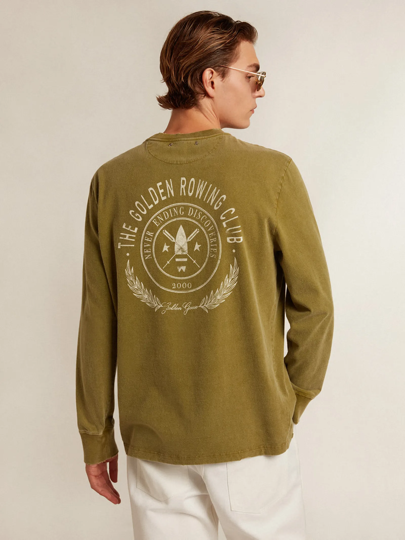 Discount Golden Goose Camiseta cor de pesto com logo branco na frente e atrás Cor: pestoEfeito desgastadoCarimbo e escrita na frente e atrásDuas estrelinhas nas costasGola redondaManga curtaCaimento retoMaterial principal: 100% algodão