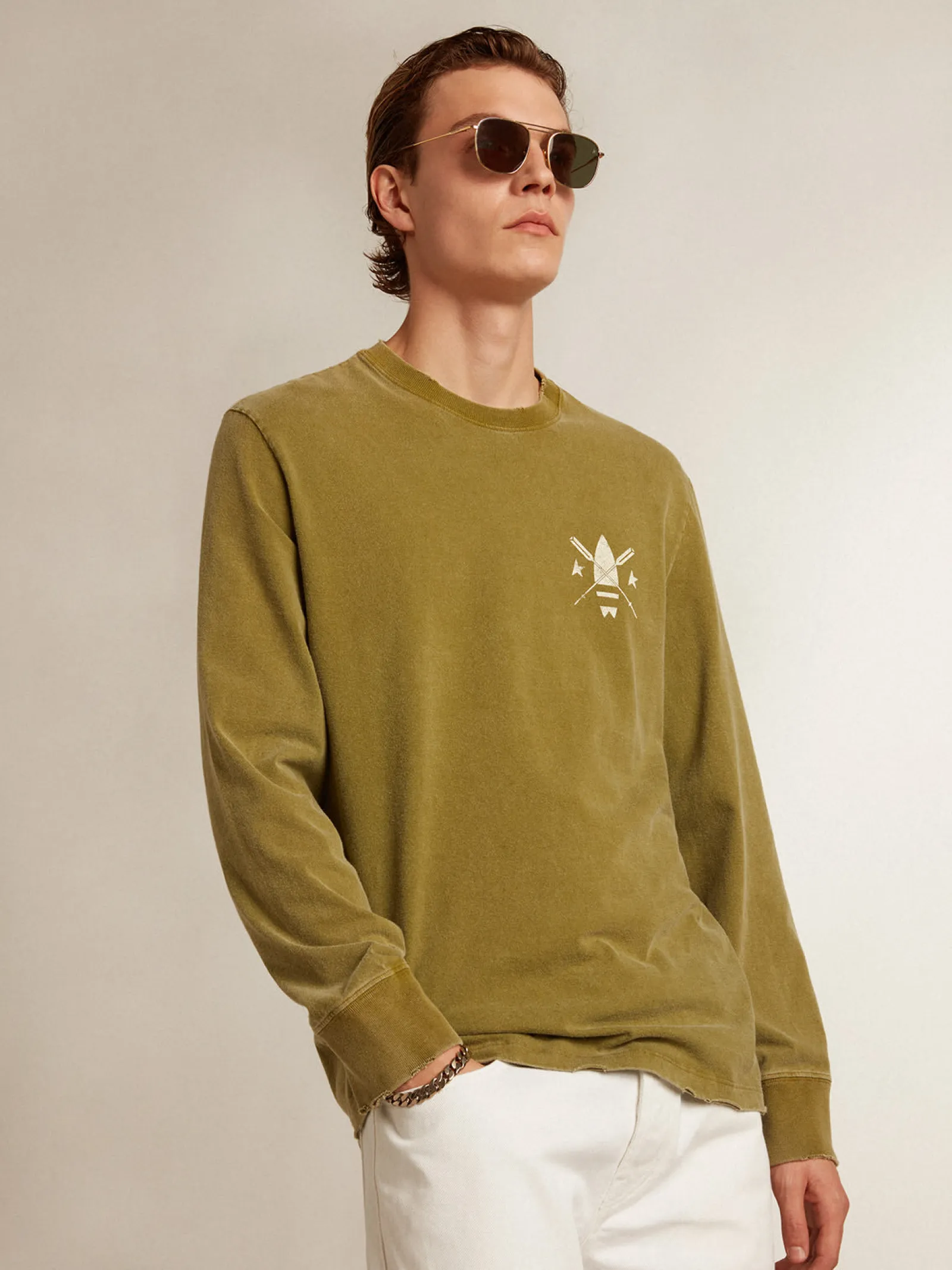 Discount Golden Goose Camiseta cor de pesto com logo branco na frente e atrás Cor: pestoEfeito desgastadoCarimbo e escrita na frente e atrásDuas estrelinhas nas costasGola redondaManga curtaCaimento retoMaterial principal: 100% algodão