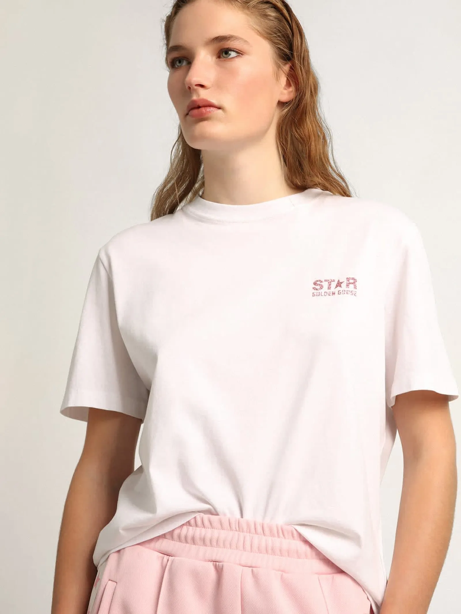Best Golden Goose Camiseta feminina branca com logo e estrela de glitter rosa Cor: branco