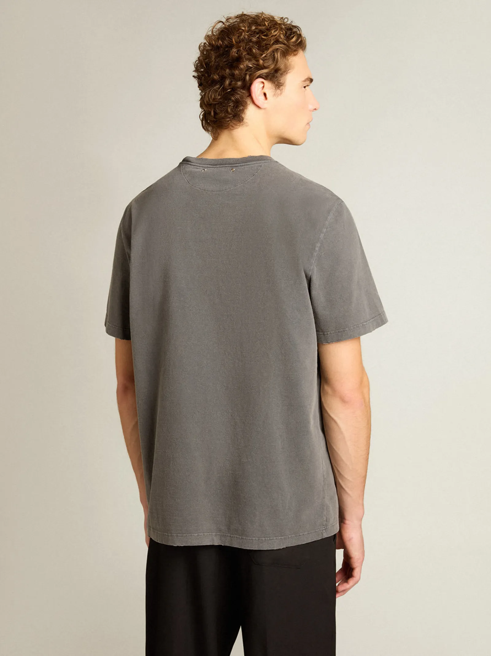 Hot Golden Goose Camiseta masculina cinza antracite com tratamento desgastado Cor: cinza antracite