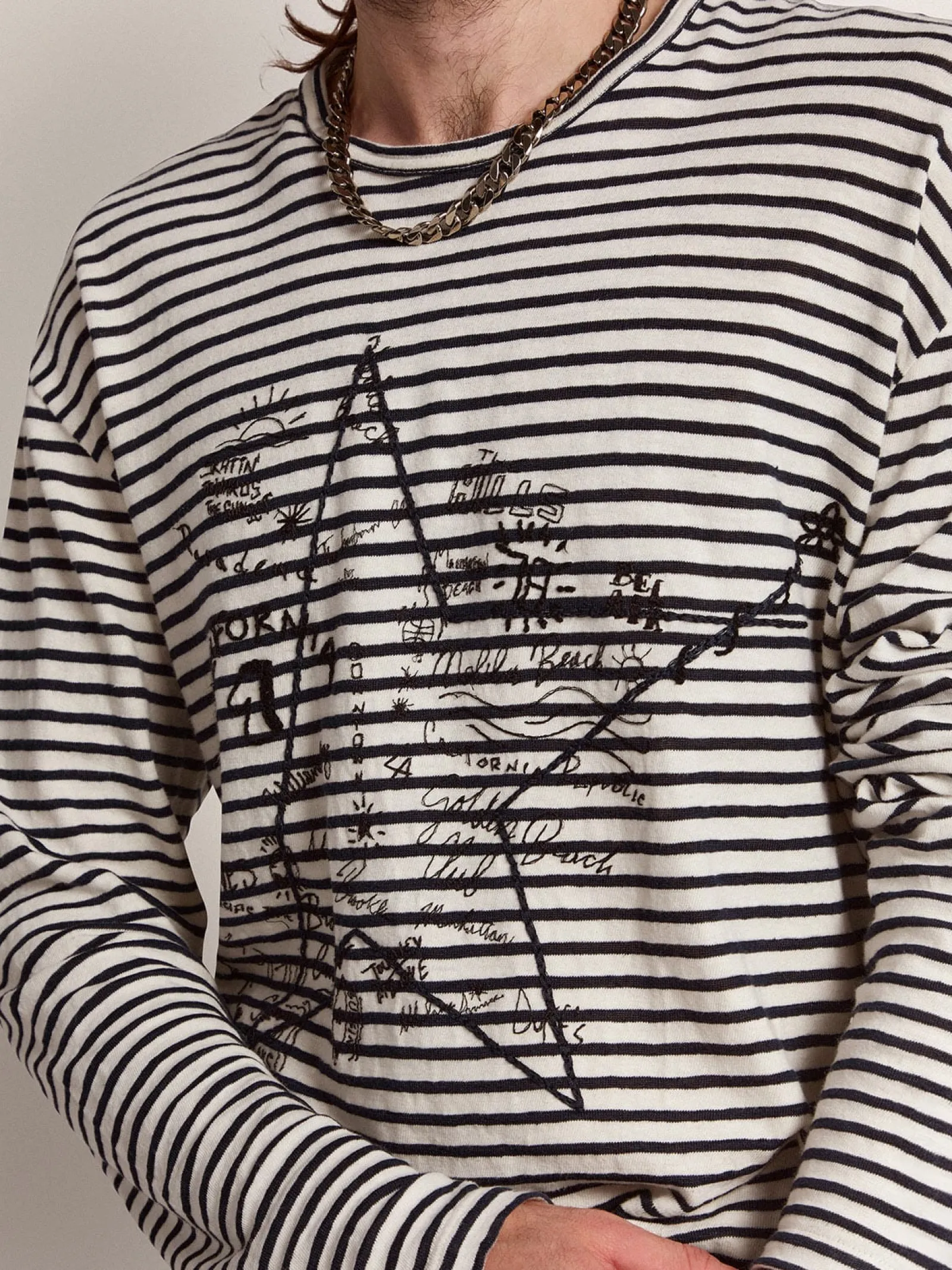 Store Golden Goose Camiseta masculina com listras brancas e azuis e bordado na frente Cor: branco e azul