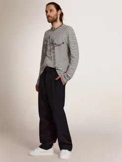 Store Golden Goose Camiseta masculina com listras brancas e azuis e bordado na frente Cor: branco e azul
