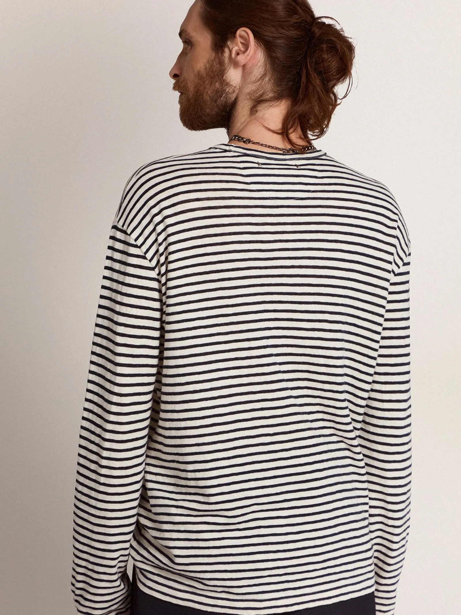 Store Golden Goose Camiseta masculina com listras brancas e azuis e bordado na frente Cor: branco e azul