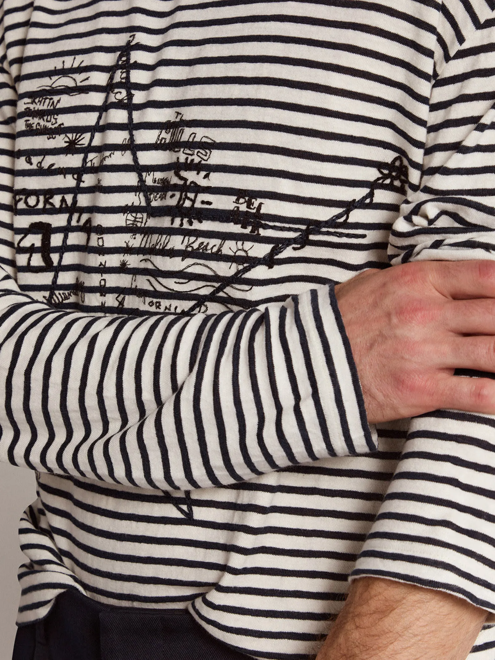 Store Golden Goose Camiseta masculina com listras brancas e azuis e bordado na frente Cor: branco e azul