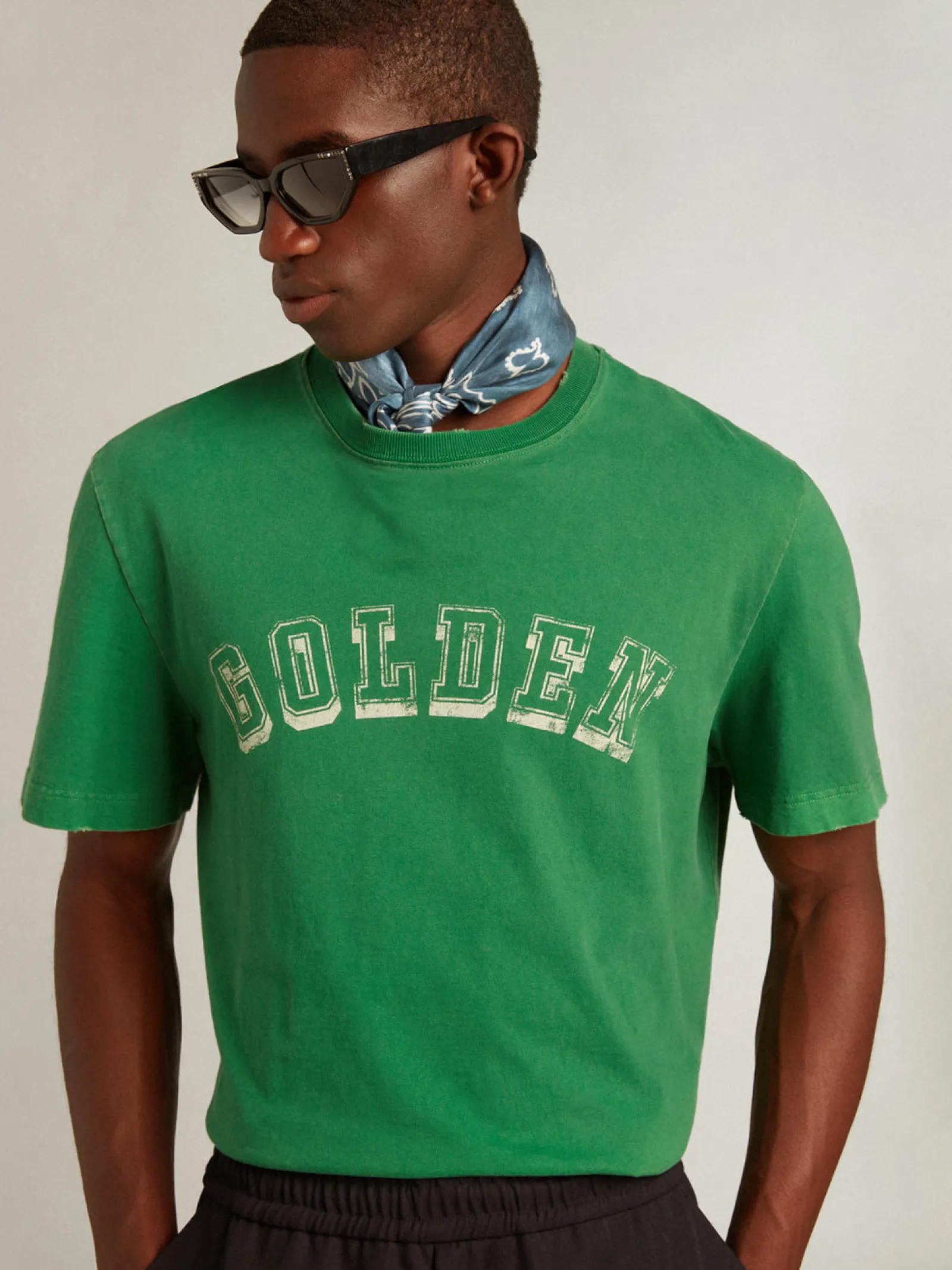 Discount Golden Goose Camiseta masculina de algodão verde com escrita no centro Coleção Journey